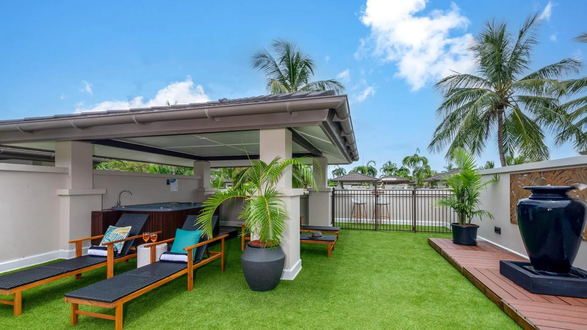 Beautiful Pool View Penthouse With Rooftop Oasis, Great For Families Craiglie